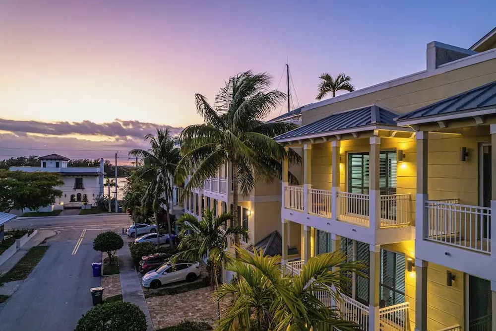 Walk to Hollywood Beach: Luxury Family Getaway!