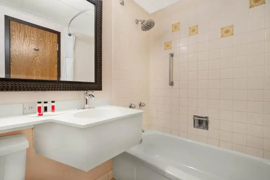 2 Bedrooms Suite with pool view