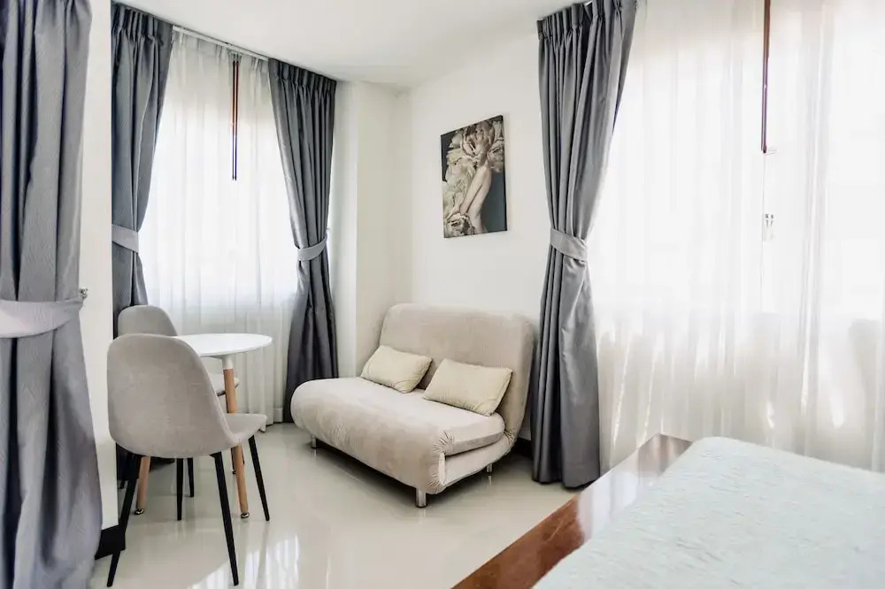 Номер Deluxe с балконом и с видом на море в Beach 7 Condo by GrandisVillas