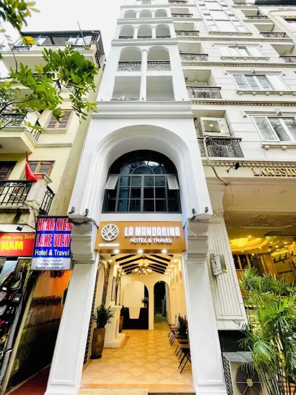 2 mins to Ho Guom LA MANDARINA HOTEL