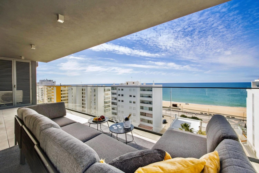 Luxorious Beachside Apartment w Pool & Seaview