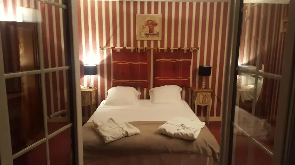 Standard Double room with lake view (full double bed)