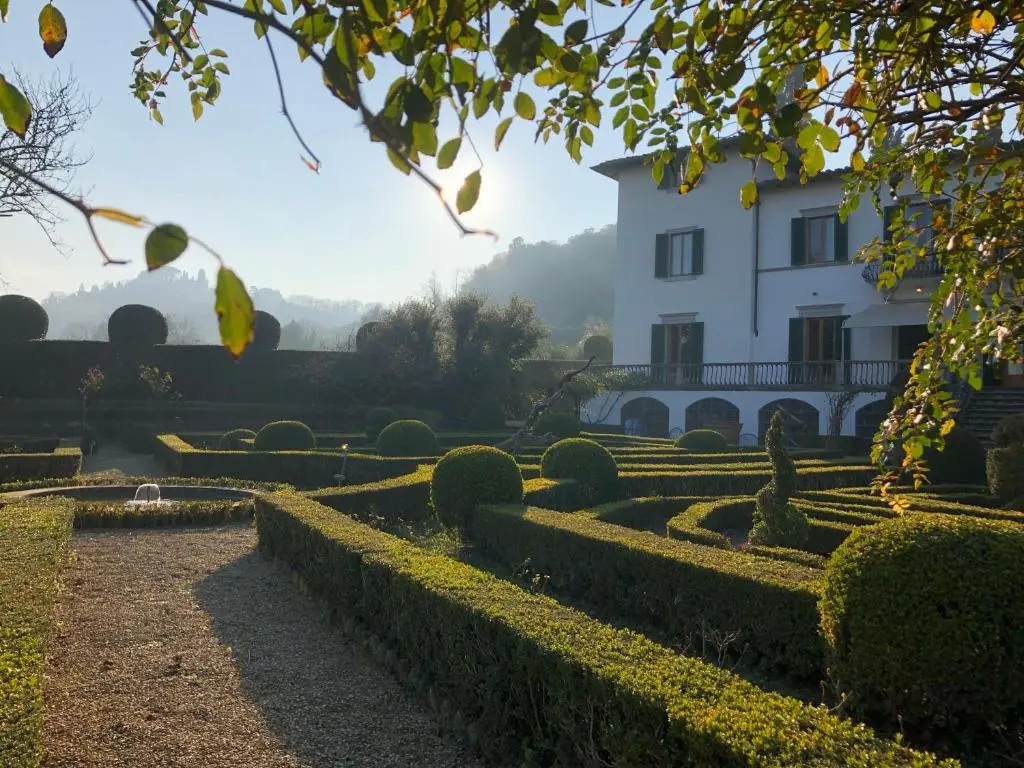 4bdrm elegant apartm in Private Estate, shared Swimmingpool, Maze Garden