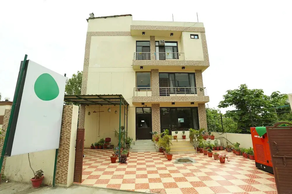 OYO 8785 Hotel Queen's Pearl