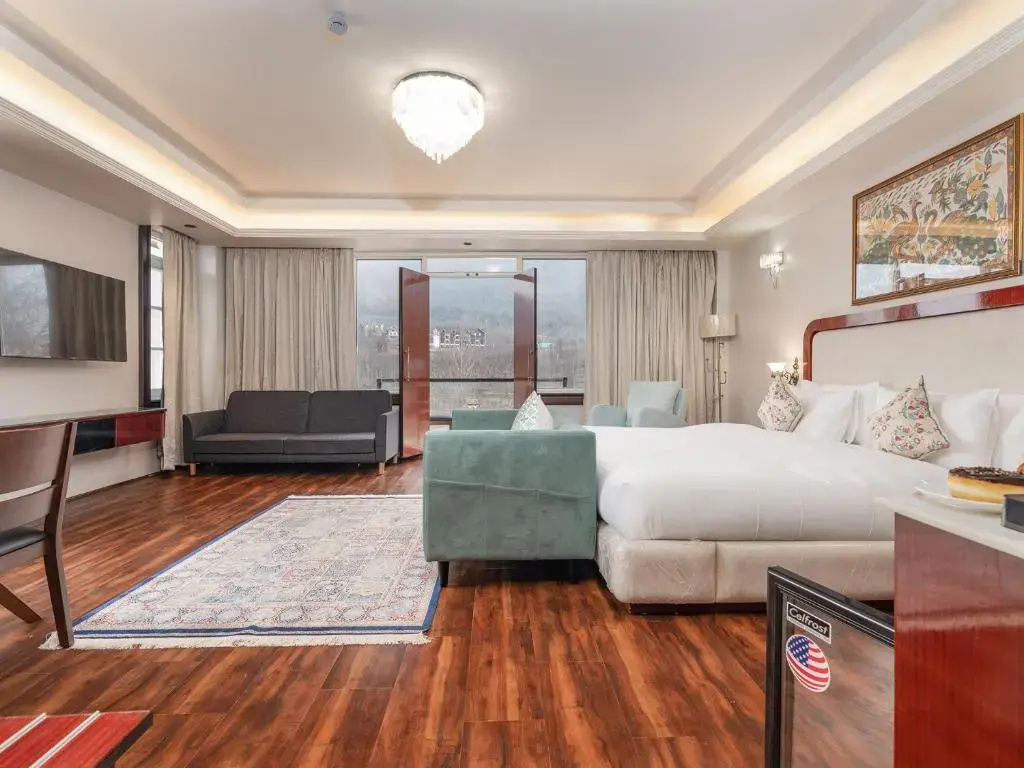 Luxury Suite with balcony and with mountain view