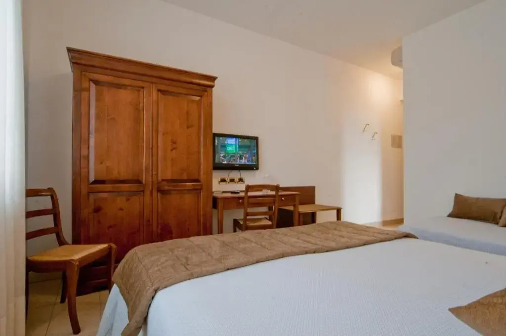 Standard Triple room