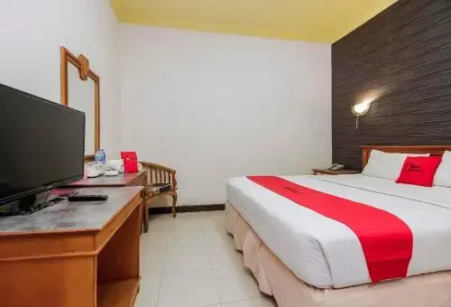 Reddoorz Plus Near Depati Amir Airport
