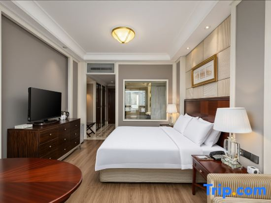 Deluxe Double room with city view (full double bed)