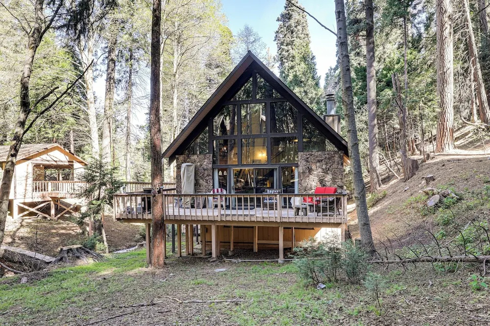 Walk to Lake Arrowhead! All-season Alpine Escape