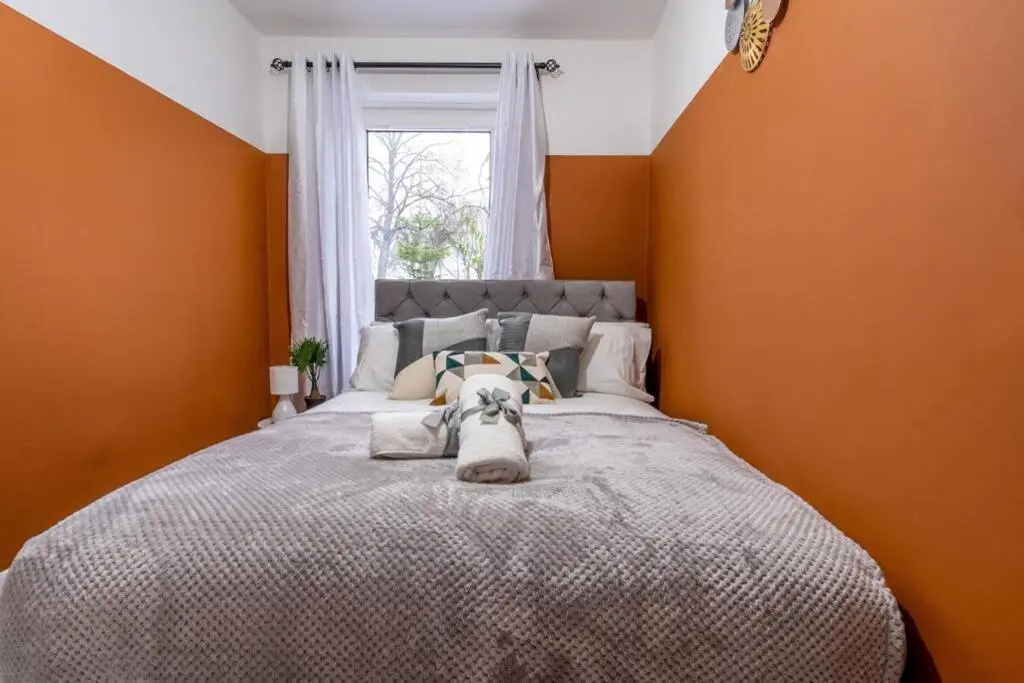 2 Bed Apartment, QE Hospital, Free Parking ,Netflix, Sleeps 4 Comfortable, 1 Double Bed x 2 Single Beds