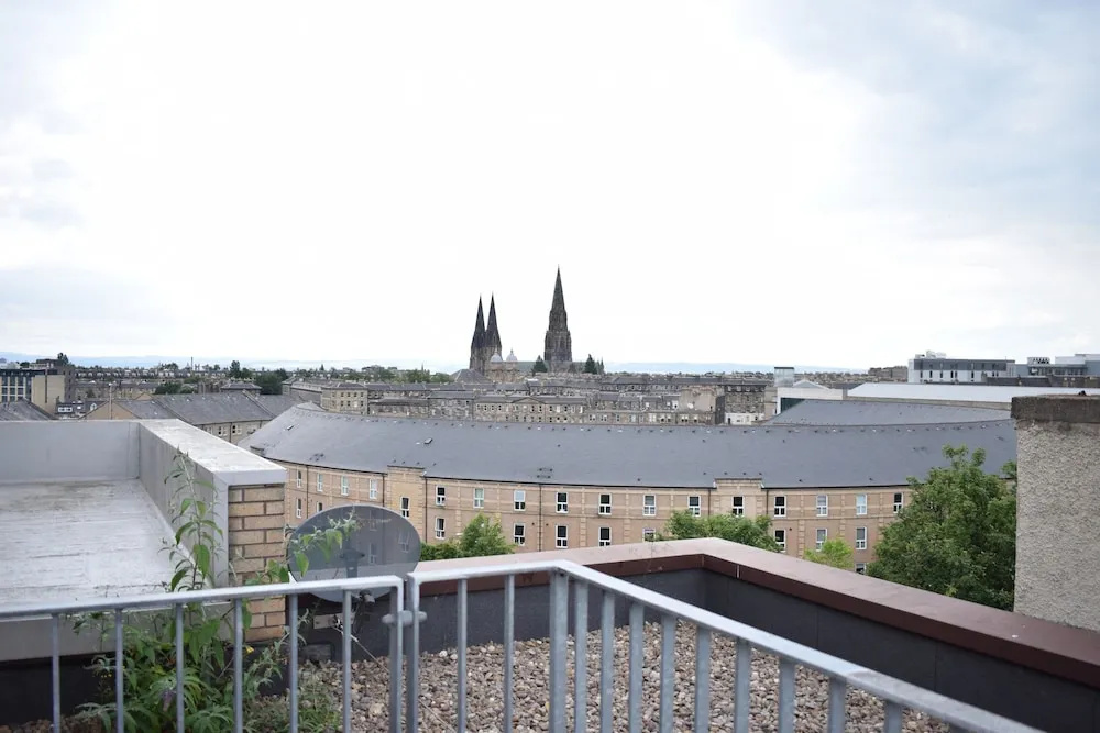 2 Bedroom Penthouse With Balcony and Castle Views