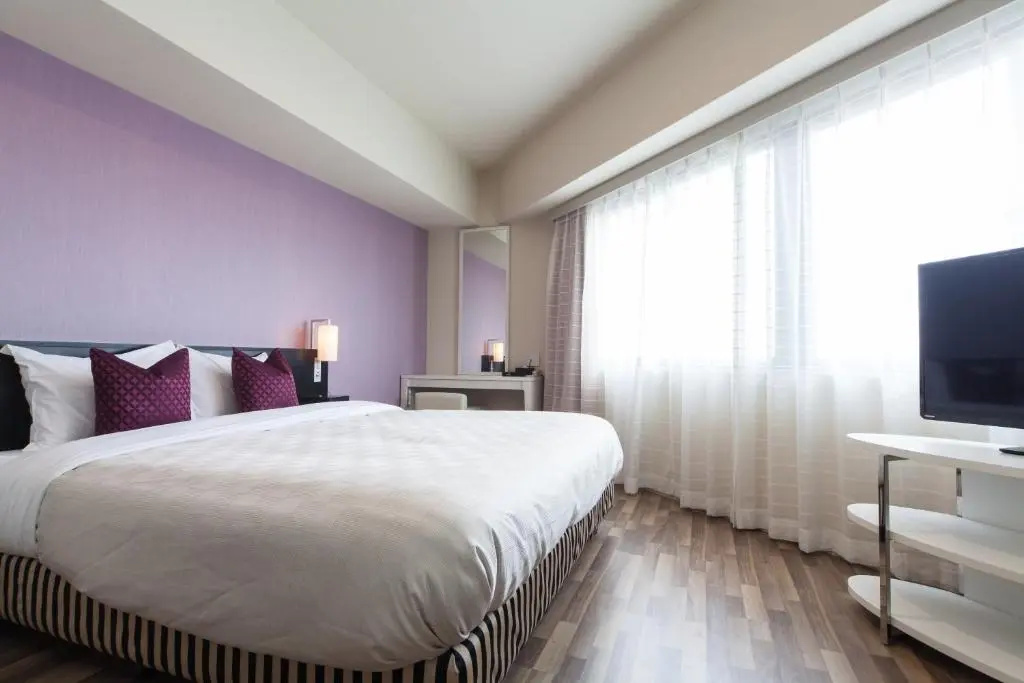Corner Double room (full double bed)
