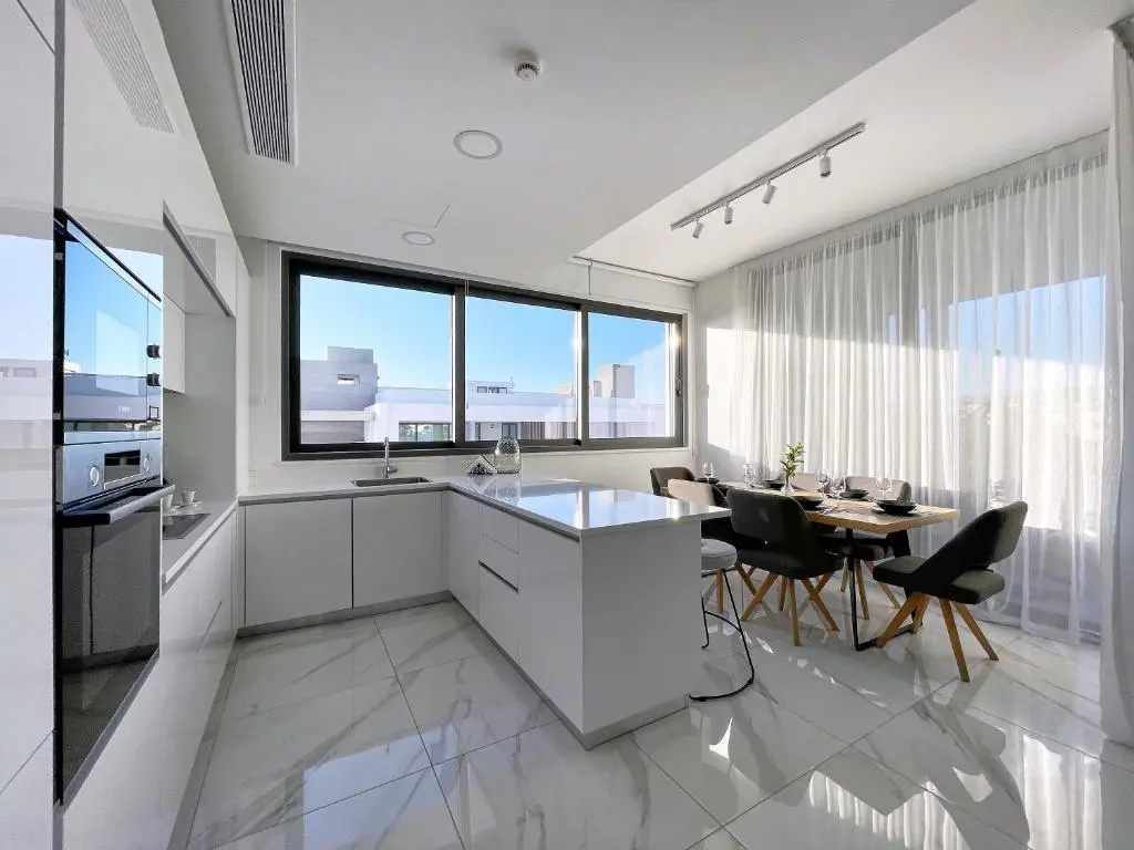 3 Bedrooms Executive Apartment with sea view