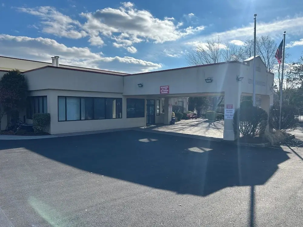 Hilltop Inn & Suites