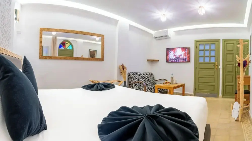 Deluxe Double room with courtyard view (full double bed)