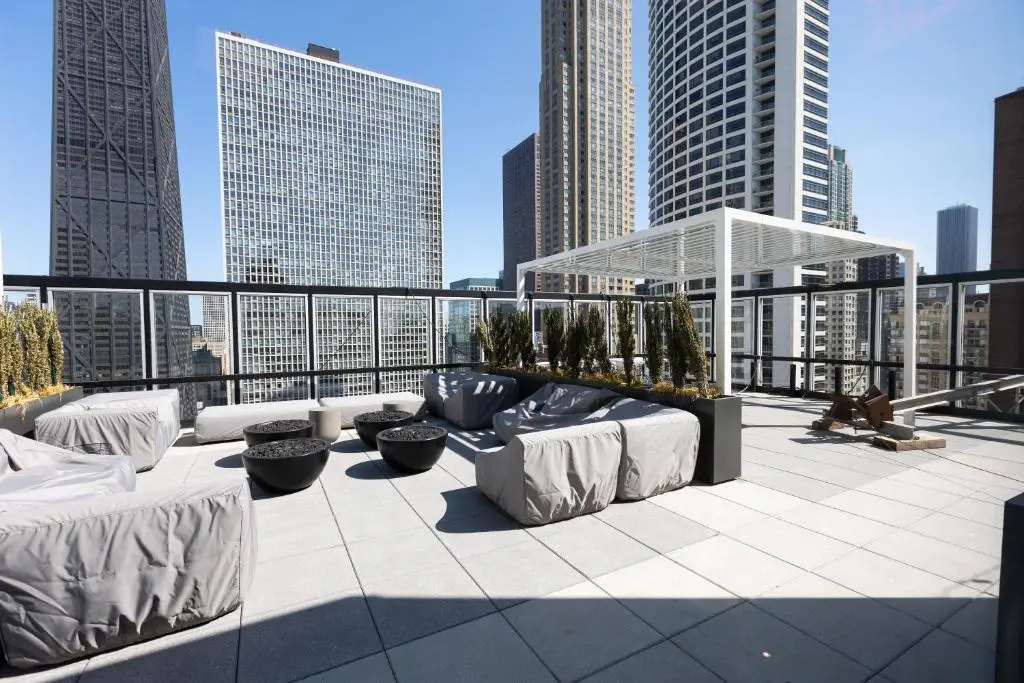 21 East - Chic DT Apts with Rooftop by Zencity