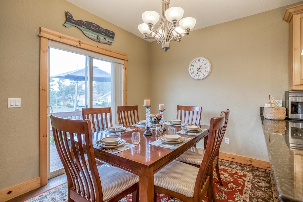 Gorgeous Kitchen and Fenced Backyard - Stunning Coastal Haven — 2