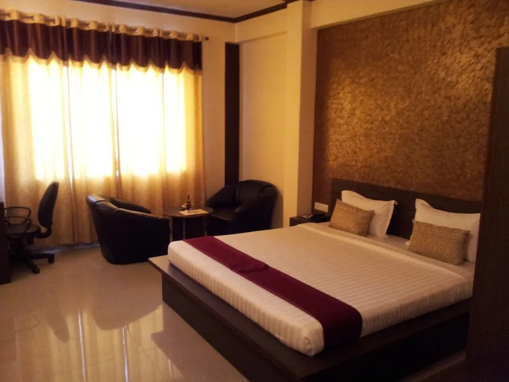 1 Bedroom Royal Double room with city view (full double bed)