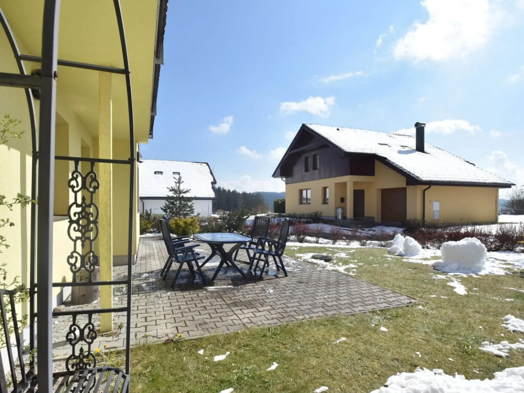Villa by Lake & Slopes