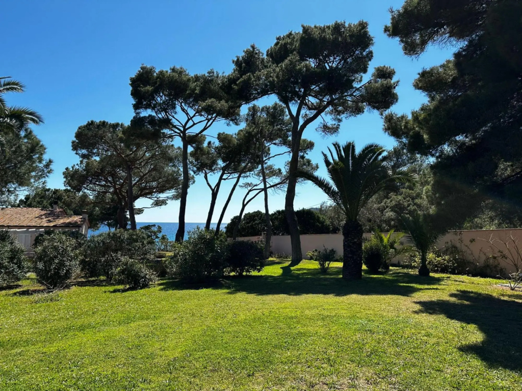 Villa Norsi immersed in an oasis of peace and tranquillity with direct access to the beach.-Villetta Norsi