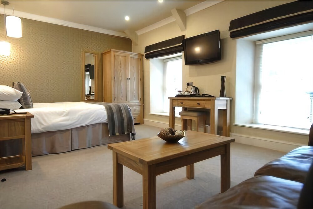 Gwesty'r Emlyn Hotel by null