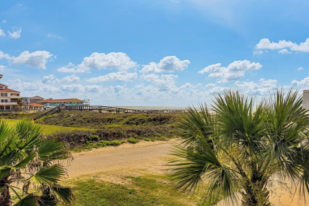 Walk to Gulf: Surfside Beach Home w/ Deck