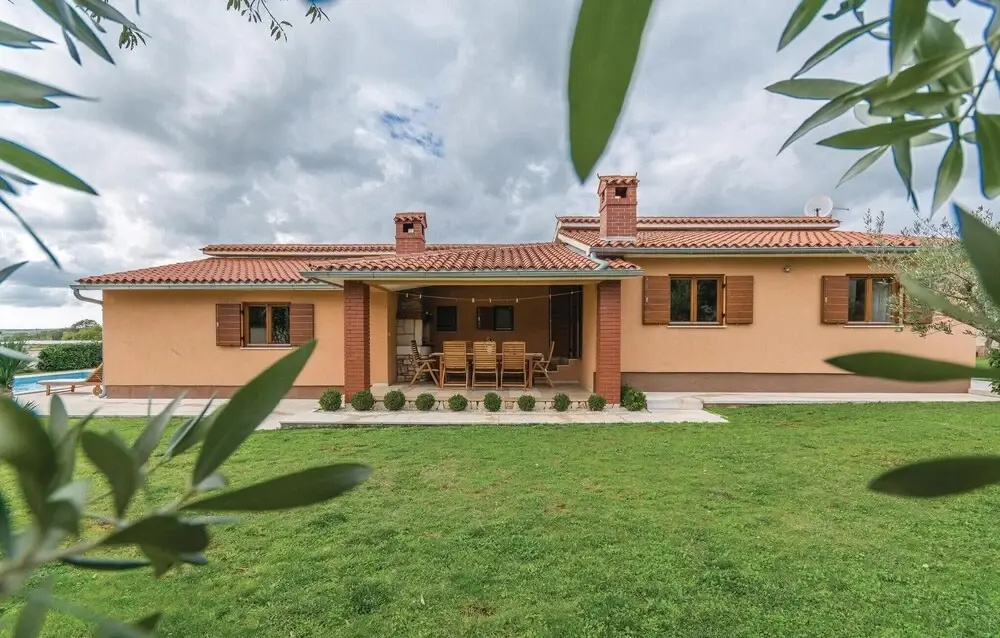 Amazing Home in Krnica with Hot Tub, WiFi & 4 Bedrooms