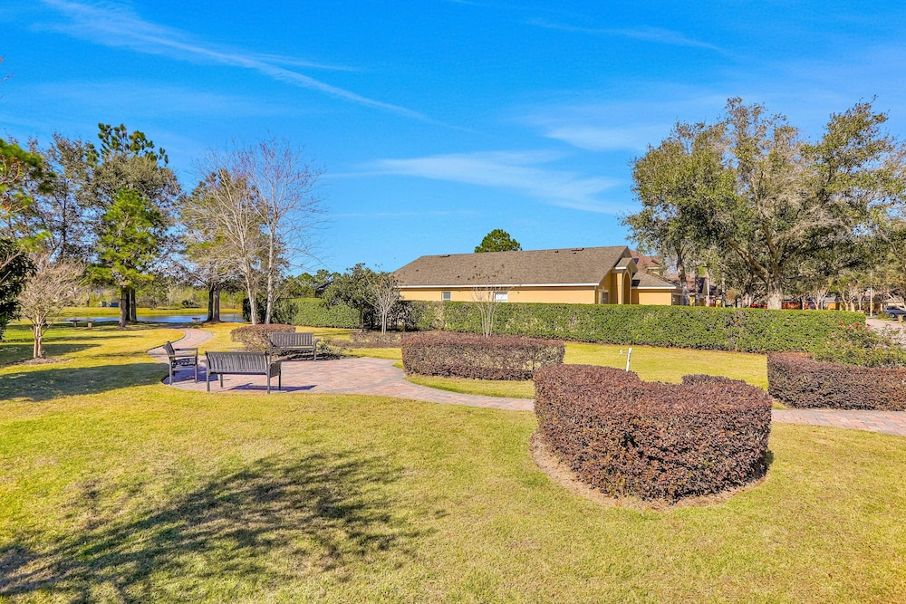 Peaceful Home With an Enclosed Patio, Pool, Grill, Washer/dryer, & AC