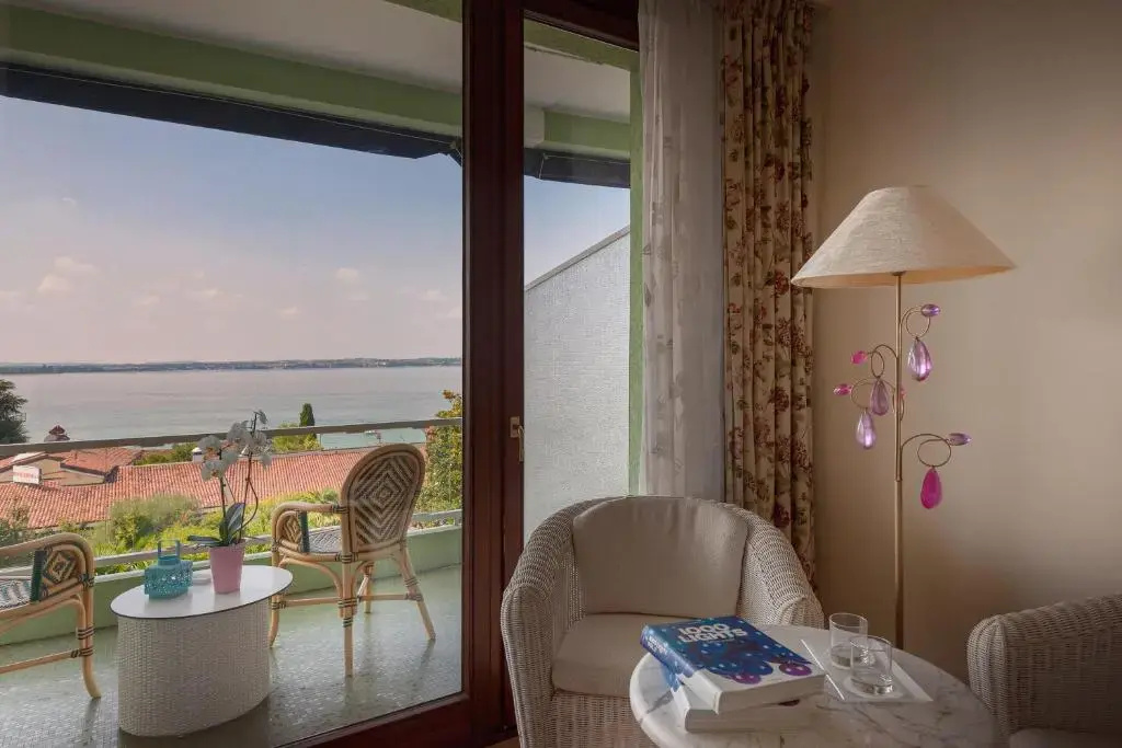 Superior Double room with lake view (full double bed)