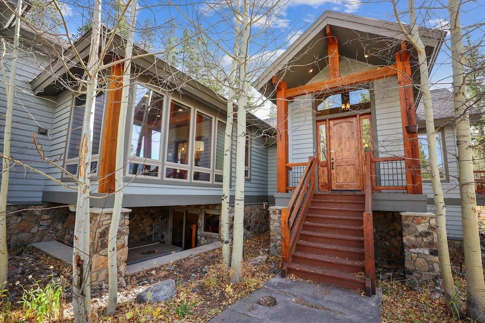 Highlands Getaway 4 Bedroom Home by RedAwning