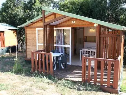 Quintuple Chalet (3 single beds and full double bed)