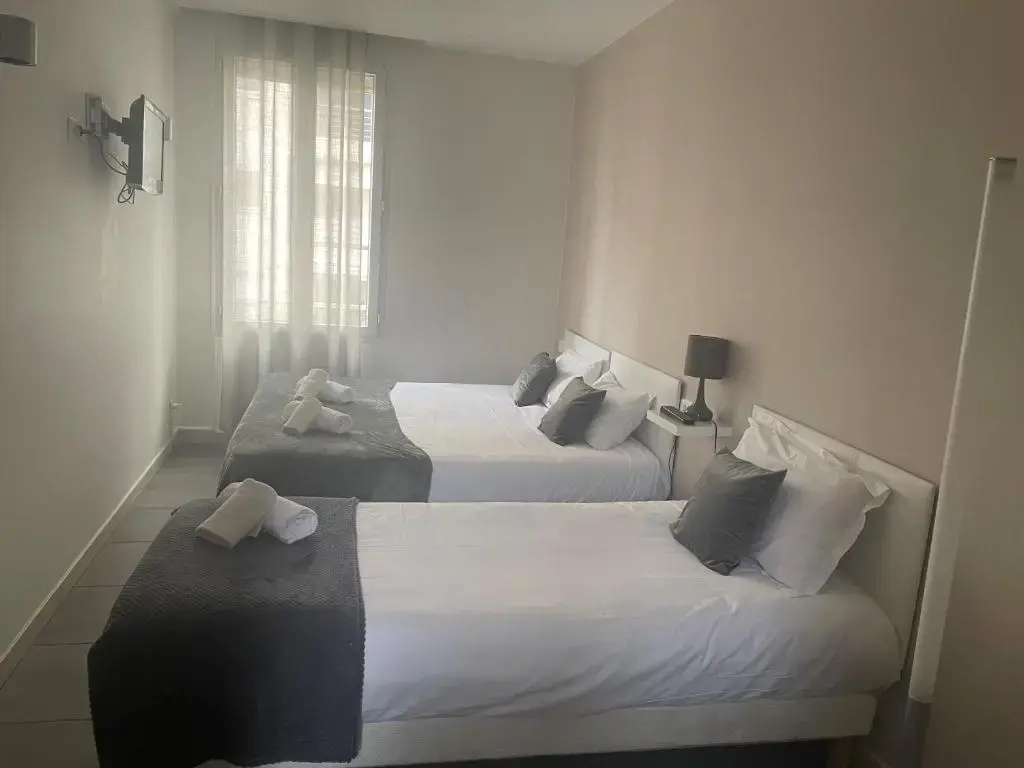 Standard Triple room