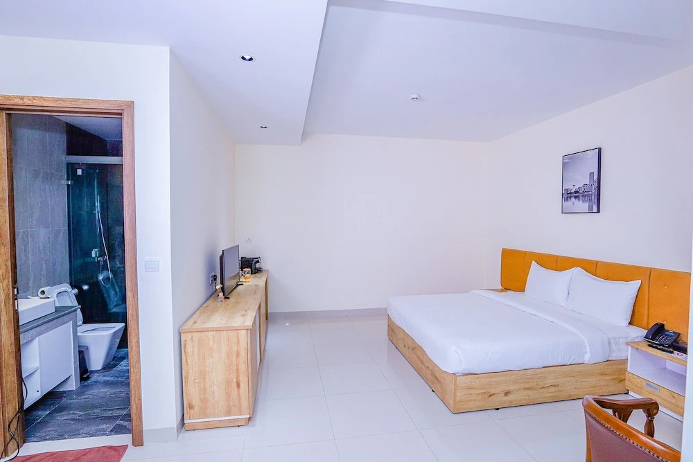 Двухместная вилла с видом на бассейн двуспальная кровать в Sea Breeze Hotel & Villa