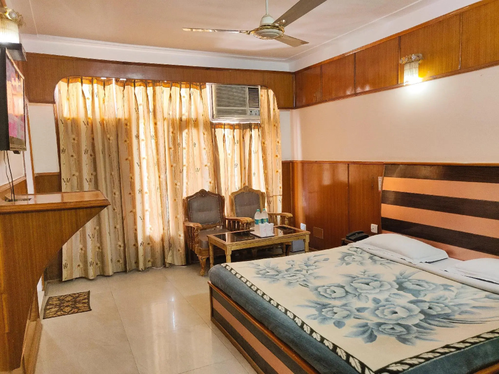Deluxe Double room (full double bed)
