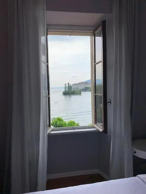 Standard Double room with lake view (full double bed)