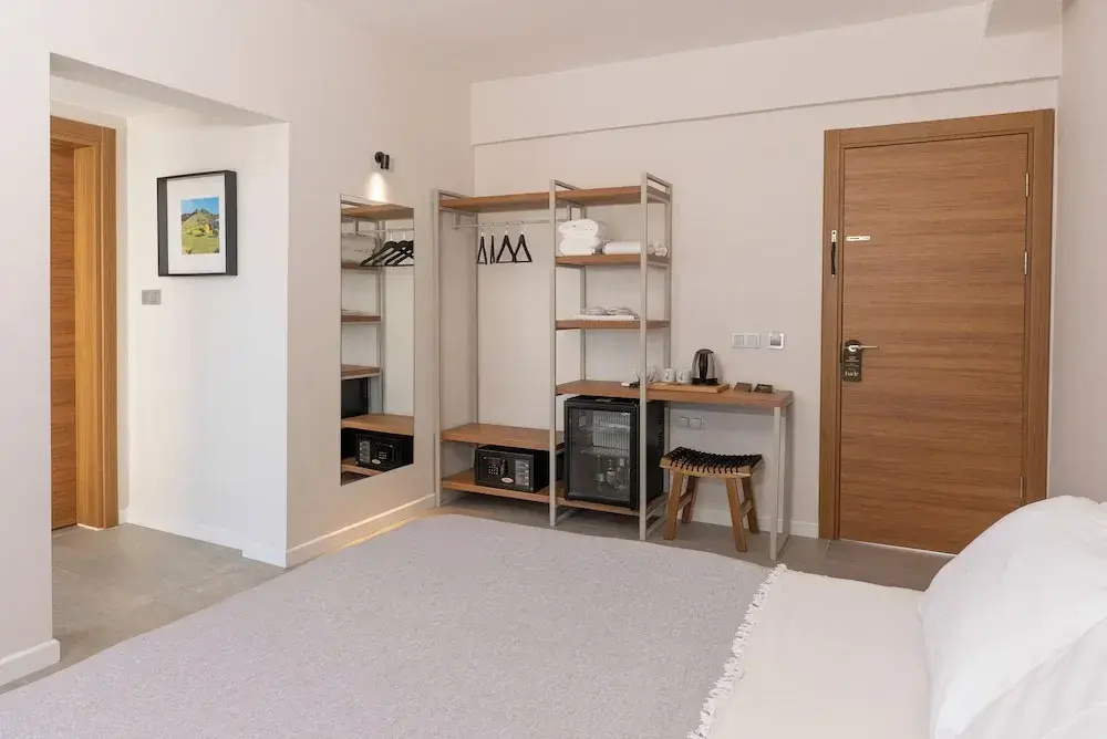 Deluxe Double room with lake view (full double bed)