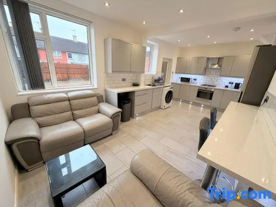 Charming Guest Room in Leicester with Garden and WiFi
