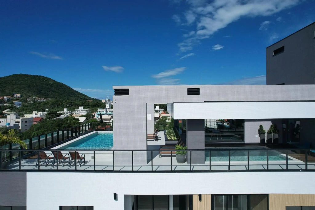 Adra 102 - Apartamento no centro de Bombinhas - Finamente mobiliado e decorado - Rooftop com piscina e academia - À poucos metros da praia