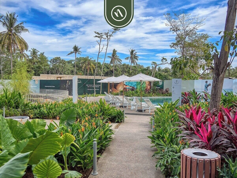 Luxury 2 BR Condo Near Beaches - Pools - Gym