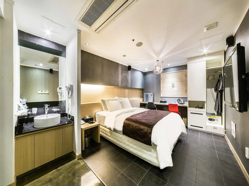 Deluxe Double room (full double bed)