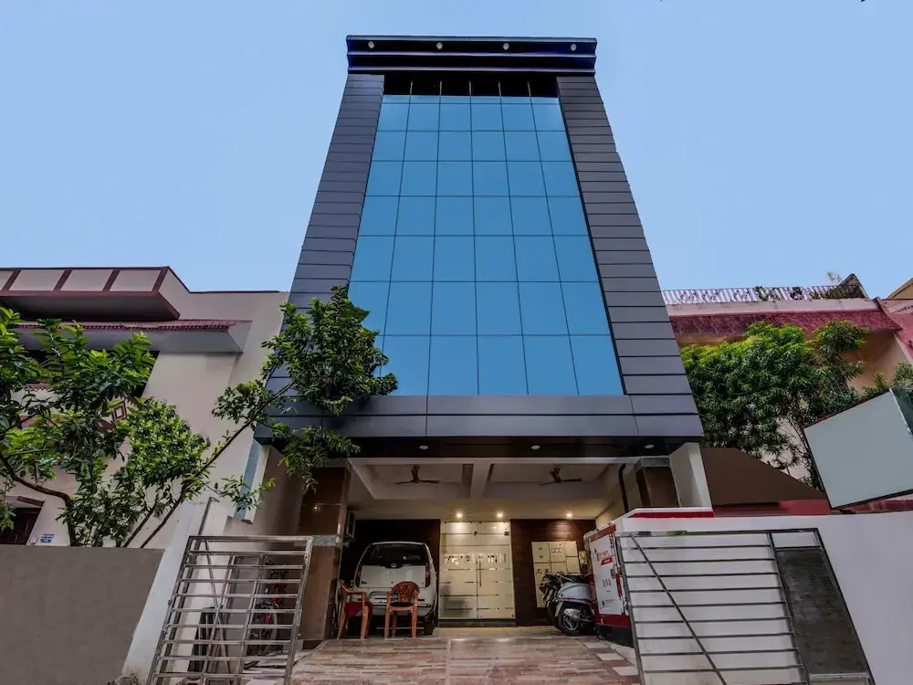 OYO 18542 Petals Inn