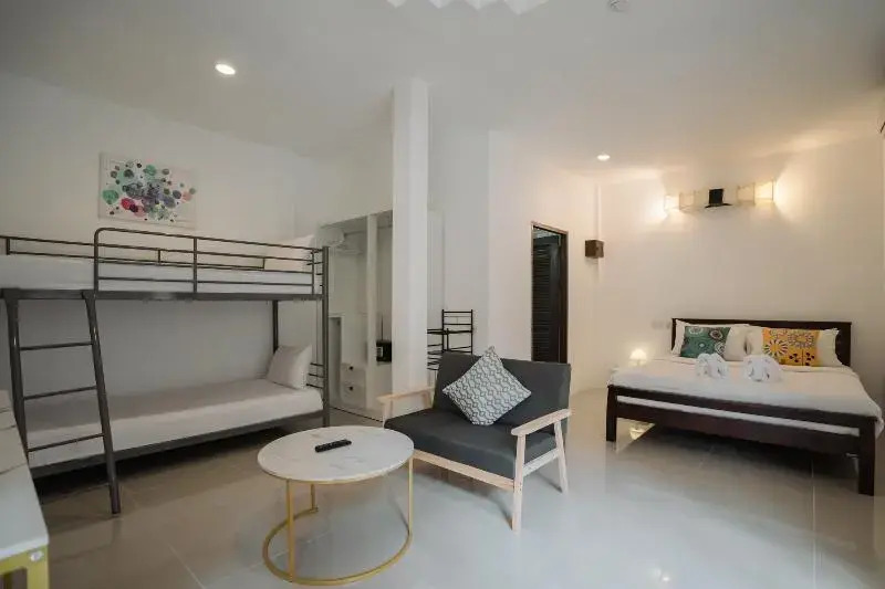 Семейный номер Standard с балконом в Club Bamboo Boutique Patong Beach Resort