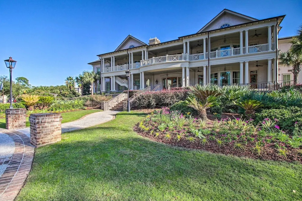 Walk to Pier & Golf: Heart of Harbour Town Condo