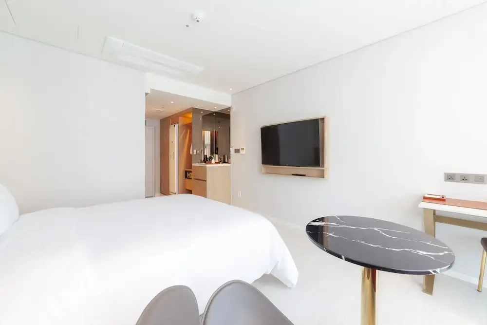 Deluxe Double room (full double bed)