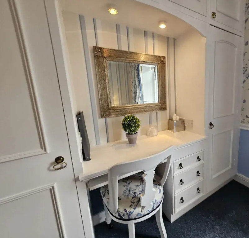 Deluxe Double room with city view (full double bed)