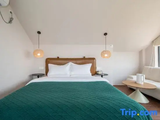 Standard Double room with partial ocean view (full double bed)