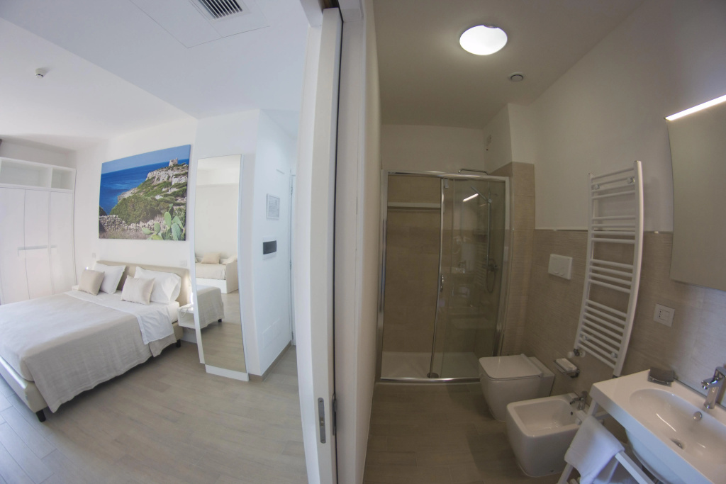 Est Hotel — 2