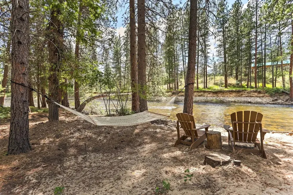 Riverside Winthrop Chalet w/ Hot Tub & 2 Decks!