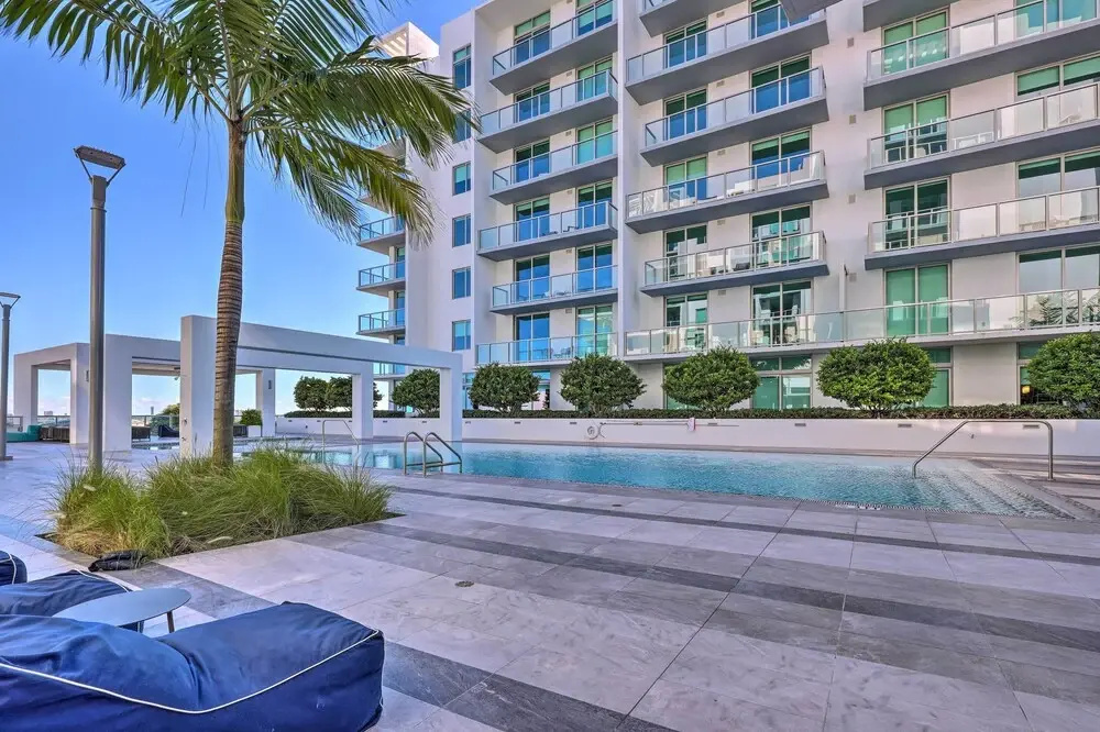 Chic Miami Condo w/ Pool, 6 Mi to South Beach