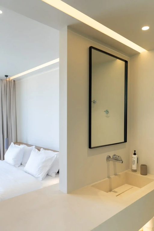 Deluxe Double room with partial sea view (full double bed)